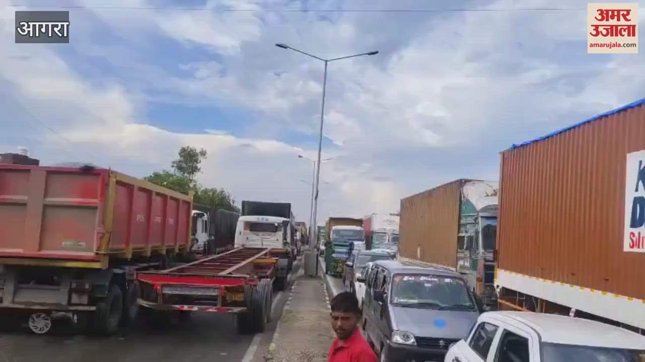 Two trucks collided on Agra-Gwalior Highway