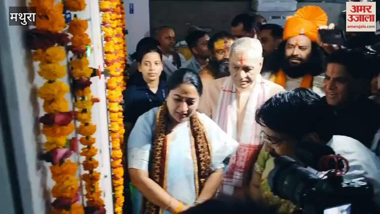 Delhi CM reached at mathura for bankebihari temple