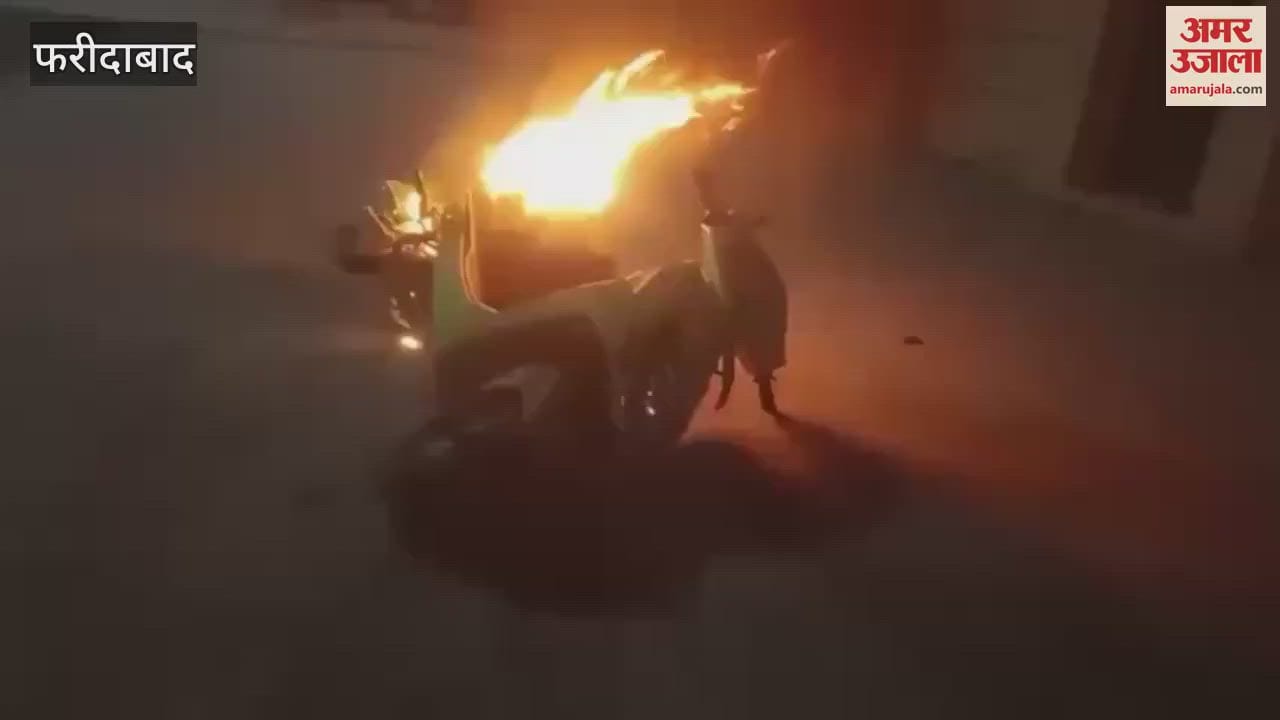 A moving electric scooter suddenly caught fire in Faridabad