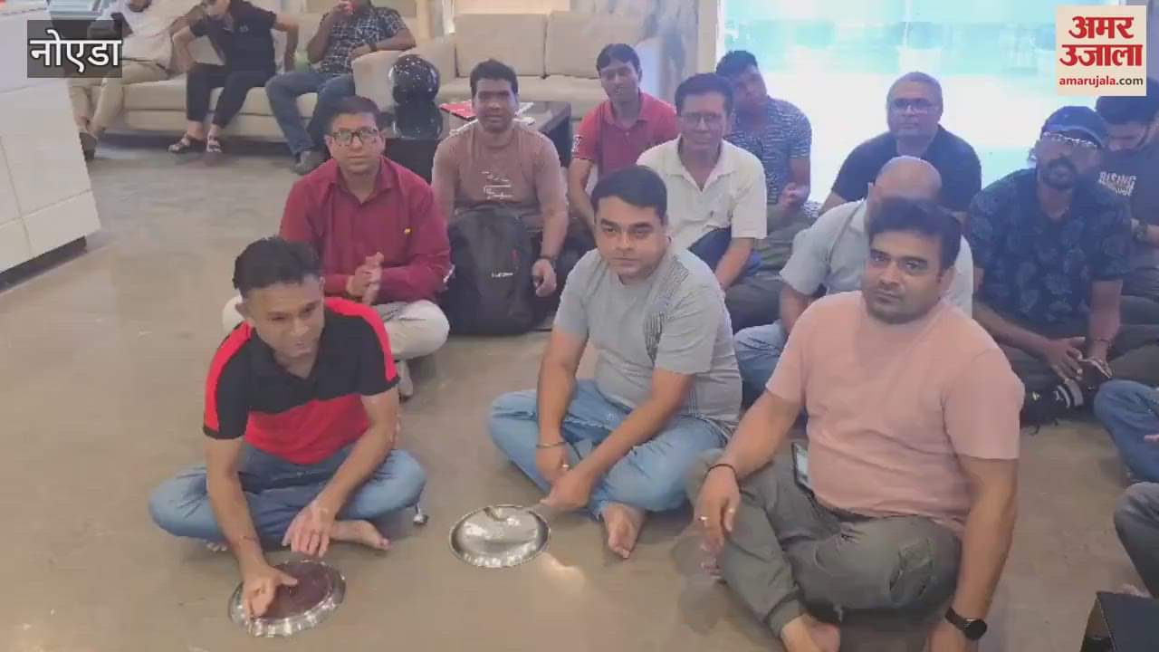 Residents of the society gheraoed the Mahagun office in Greno West