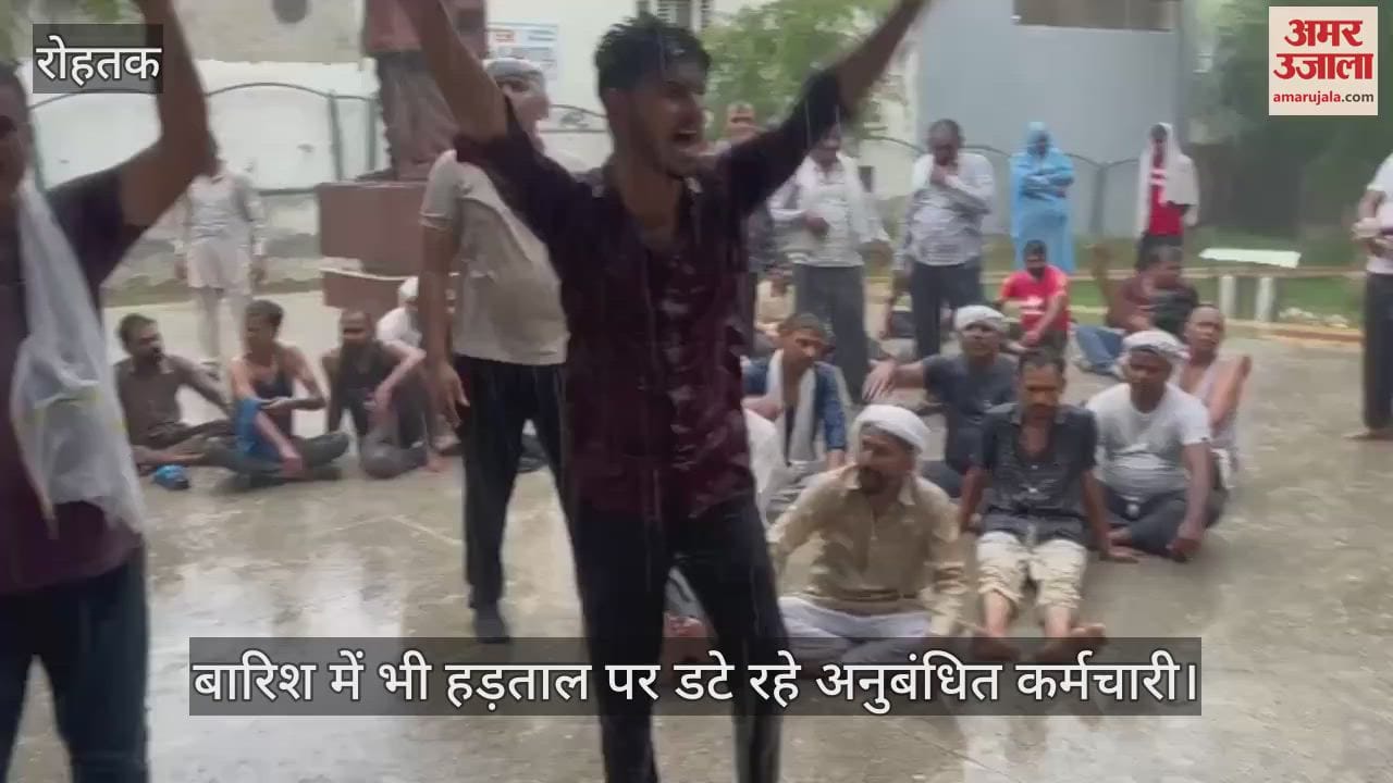 Contract workers remained on strike even in the rain