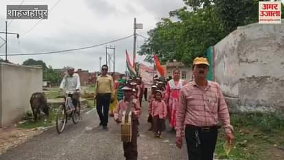 Children took out a School Chalo rally in Shahjahanpur