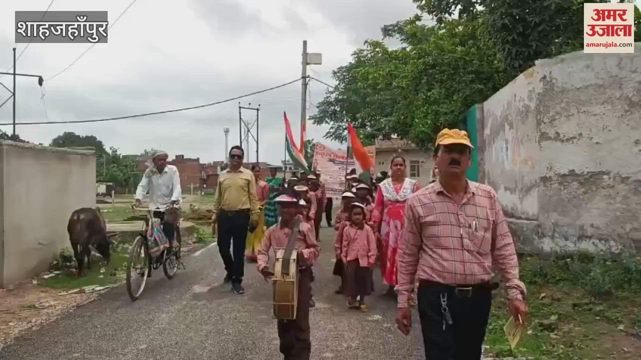 Children took out a School Chalo rally in Shahjahanpur