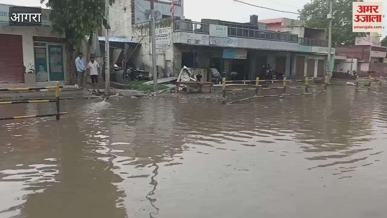 Protest against waterlogging on the highway in Agra