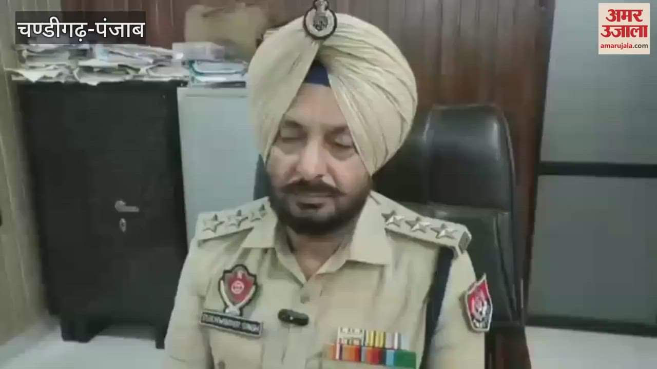 Jail employee caught throwing six mobile phones in Ferozepur jail premises