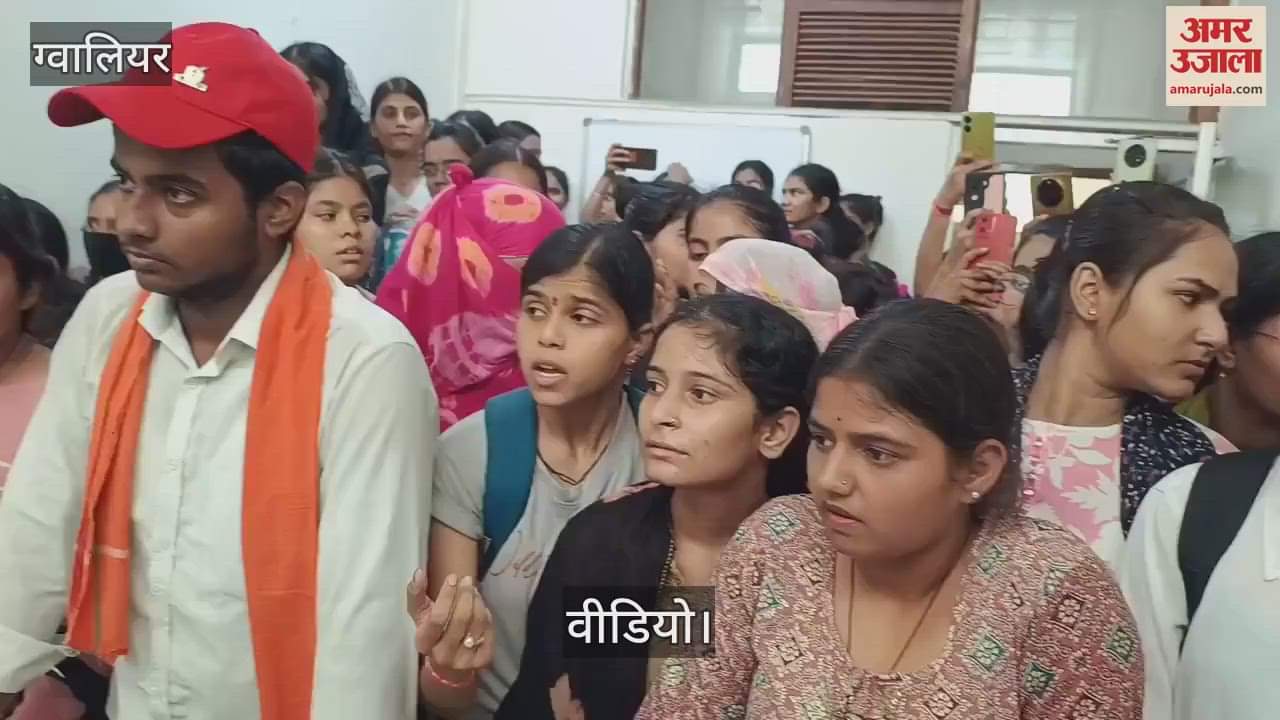 B.Com paper distributed to B.Sc. students, 300 students failed, after protest by students they passed