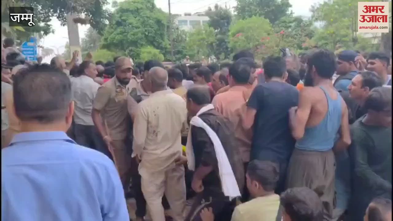 Crowd of devotees near Jammu railway station went out of control, devotees got angry due to chaos
