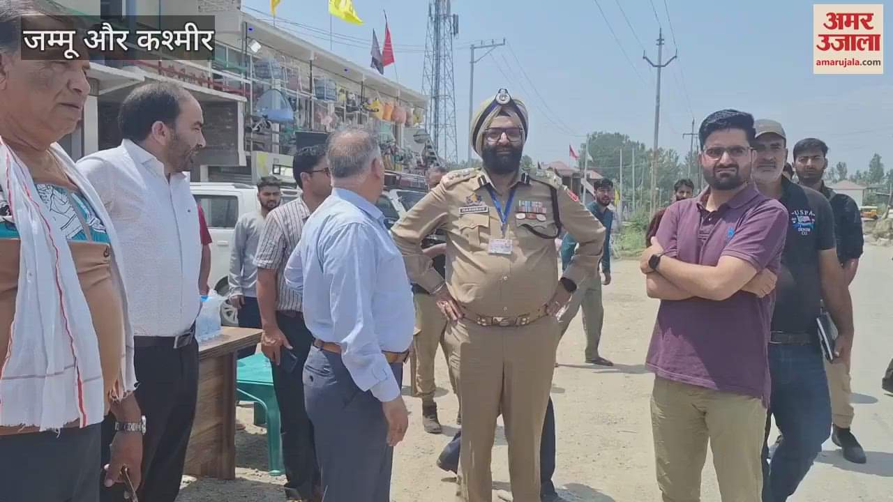 First batch of Amarnath pilgrims received warmly by DC Bandipora at Shadipora Transit Camp