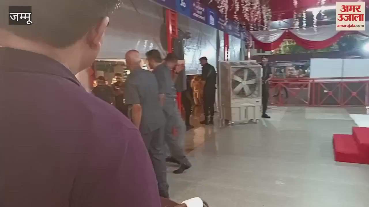 LG flagged off the first batch for the Amarnath Yatra