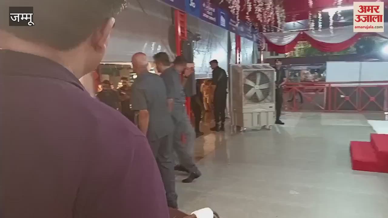 LG flagged off the first batch for the Amarnath Yatra