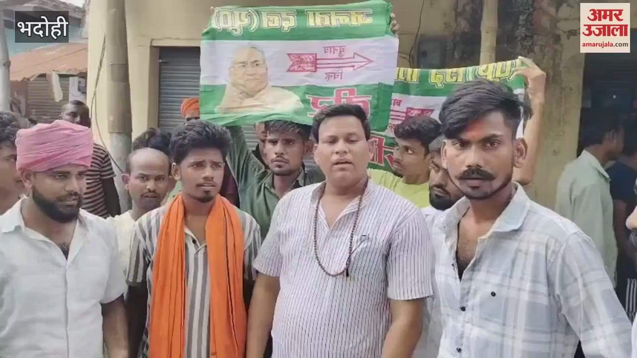 Angry traders planted paddy due to waterlogging on Station Road