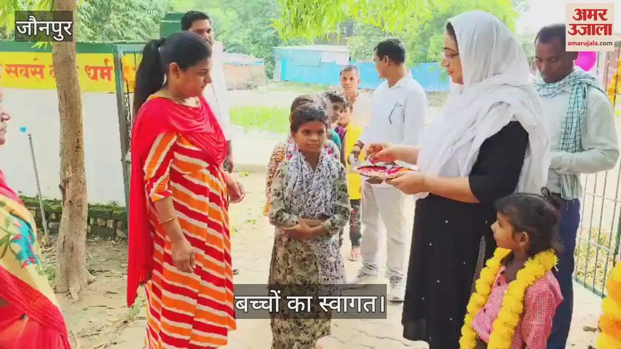 School Reopen in jaunpur Children welcomed by applying tilak