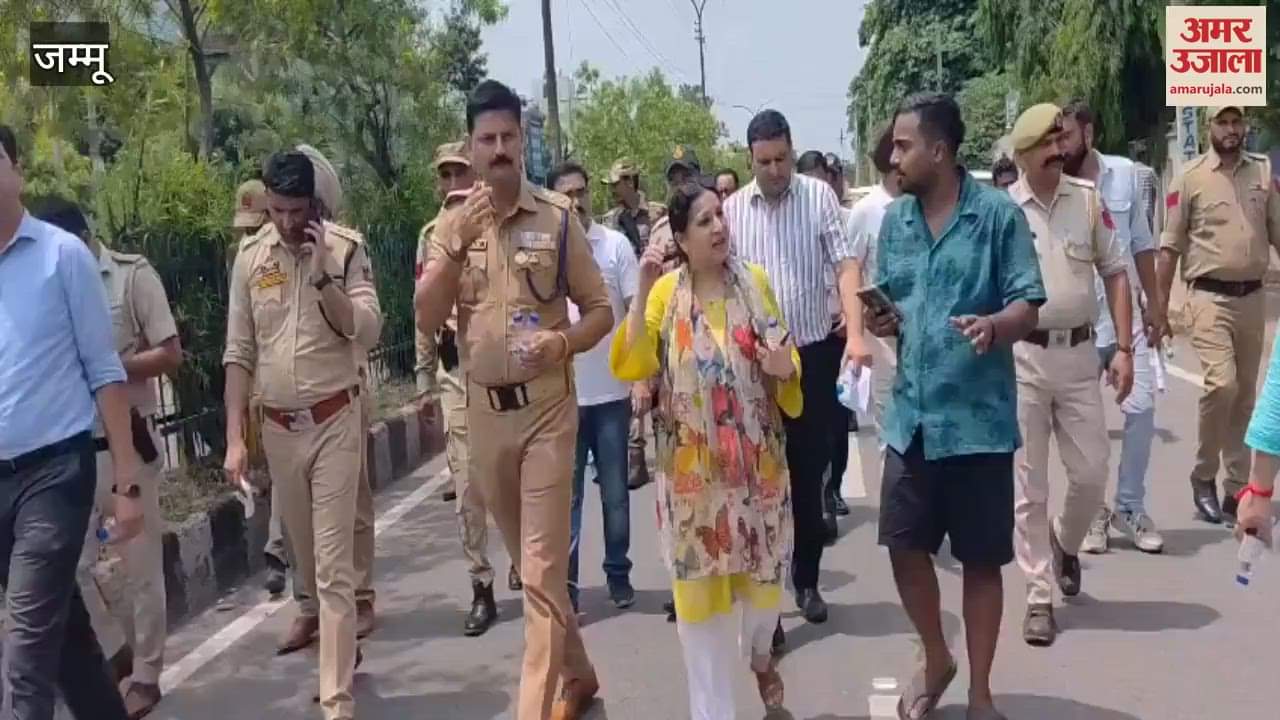 ADC Ansuiya Jamwal took stock of the token distribution system in Saraswati Bhawan