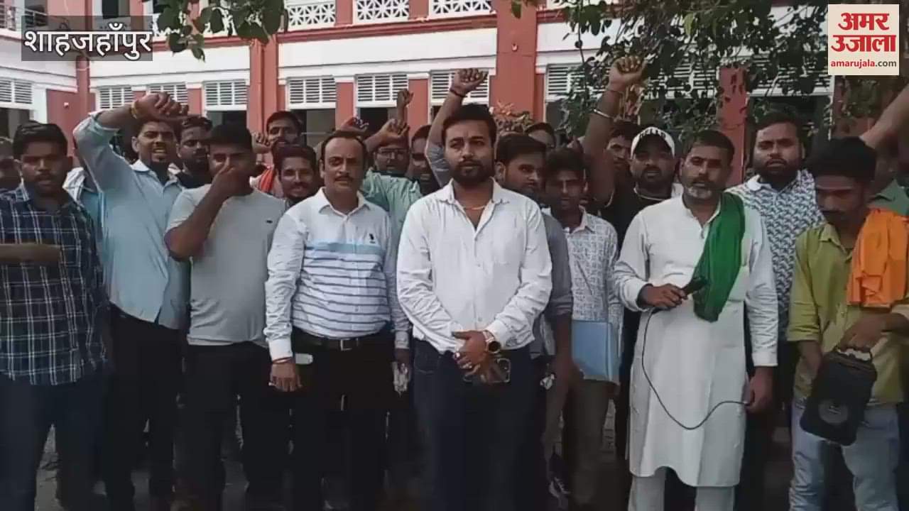 Farmers protested against selling fertilizers at higher prices in Shahjahanpur