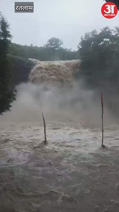 Due to heavy rain in Ratlam, Kedareshwar Mahadev's waterfall started flowing, the temple got submerged
