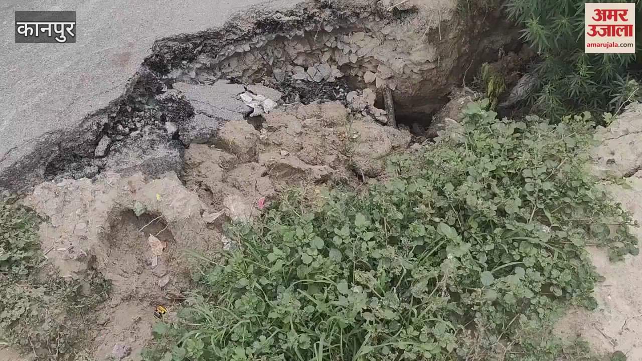 Road caved in at 13 places on Azad Marg due to rain, traffic difficult