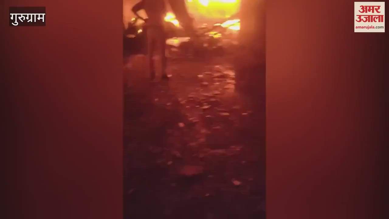 Fire broke out in the warehouse, fire engines brought the fire under control