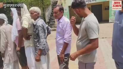 Muzaffarnagar: Queues at committees for fertilizers, farmers upset