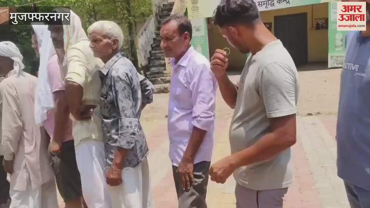 Muzaffarnagar: Queues at committees for fertilizers, farmers upset