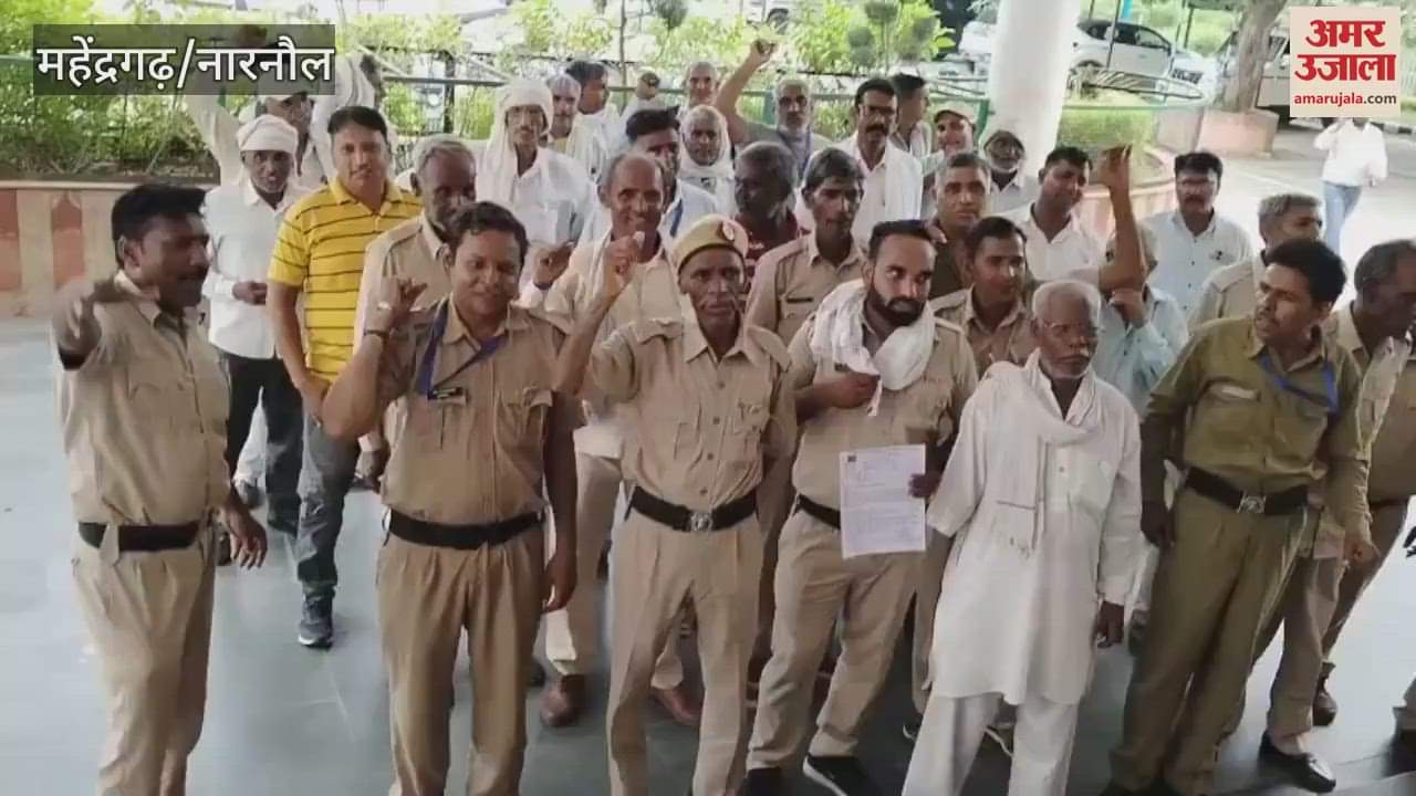 In Narnaul, rural chowkidars demonstrated in the mini secretariat regarding their demands