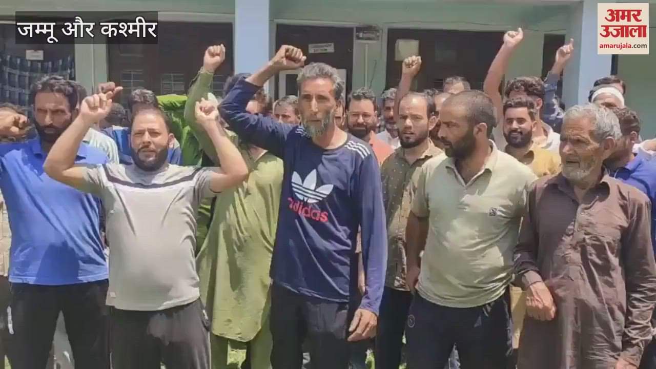 Residents of Gund Umar Doru protested in front of the PHE Office Qazigund.