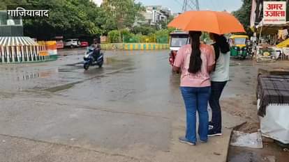 Ghaziabad people were seen walking in rain in Vasundhara