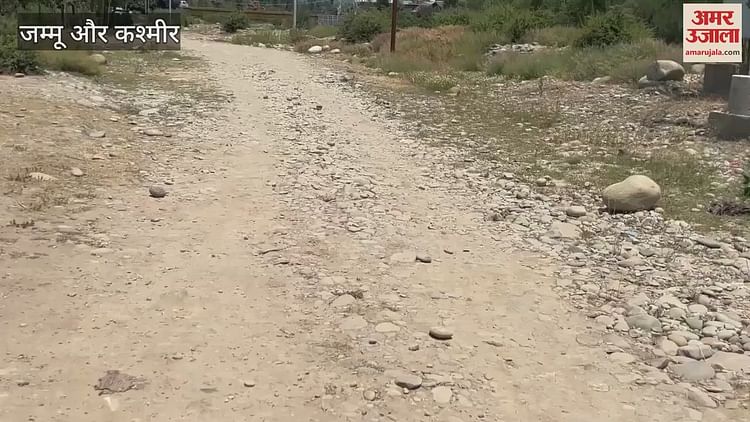 शोपियां के जाहूरा में सड़क न होने से जनजीवन प्रभावित, लोग कर रहे प्रदर्शन