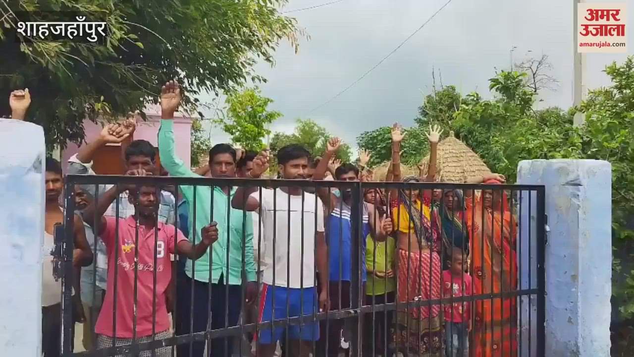 Parents protest against merger of schools in Shahjahanpur