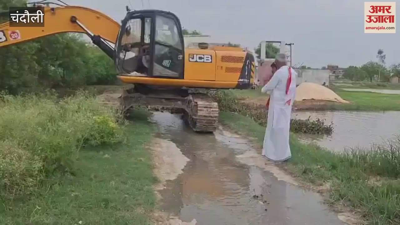 Cleaning of drain started on demand of former Samajwadi Party MP Ramkishan