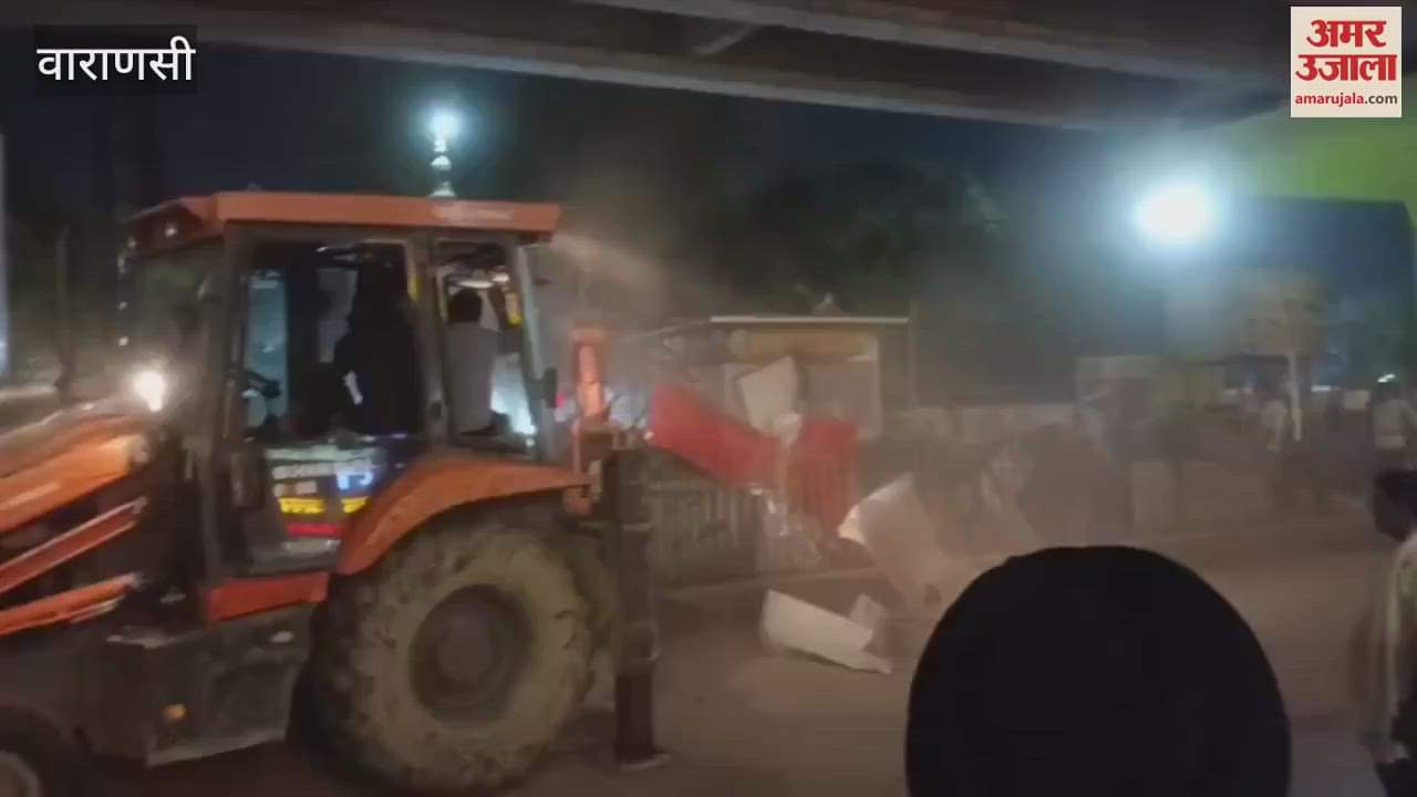 nagar nigam action on night market in Varanasi shops removed see VIDEO