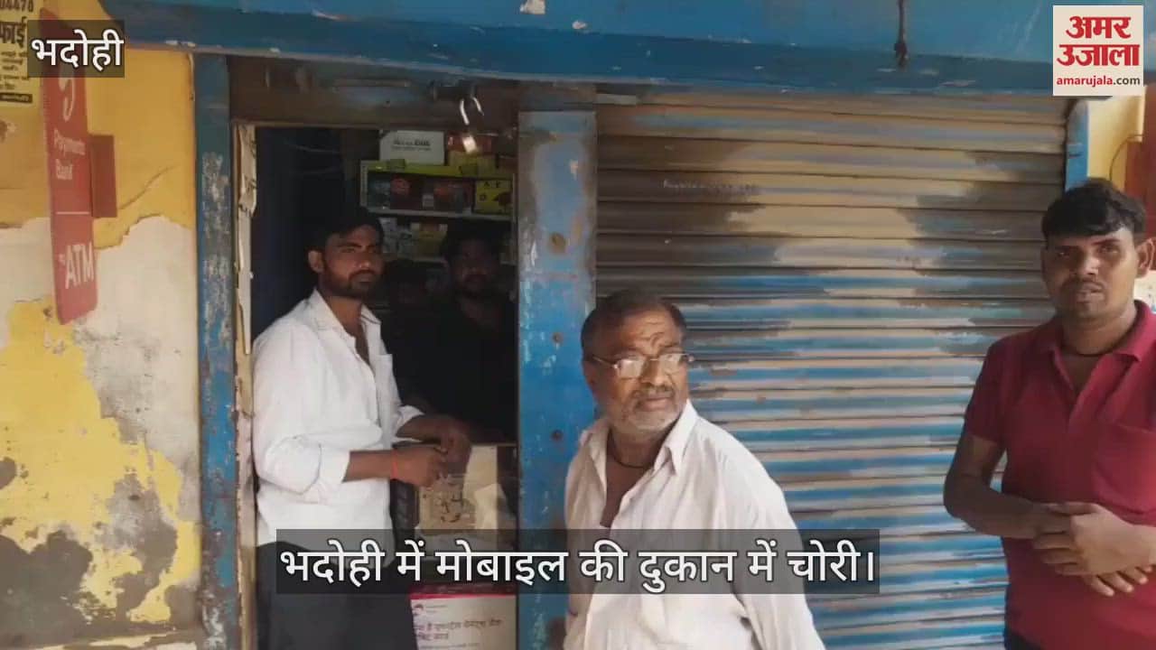 5 lakh rupees stolen by breaking lock of mobile shop in bhadohi