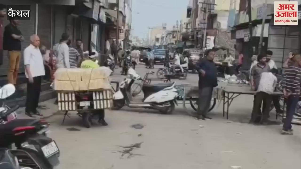 Shopkeepers blocked the Bhagat Singh Chowk in Kaithal in protest against the demolition of the platform, market closed