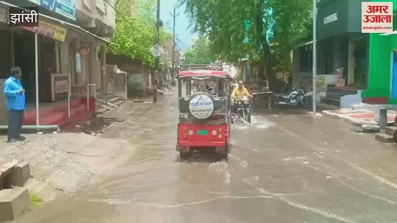 Waterlogging on roads due to heavy rain in Jhansi