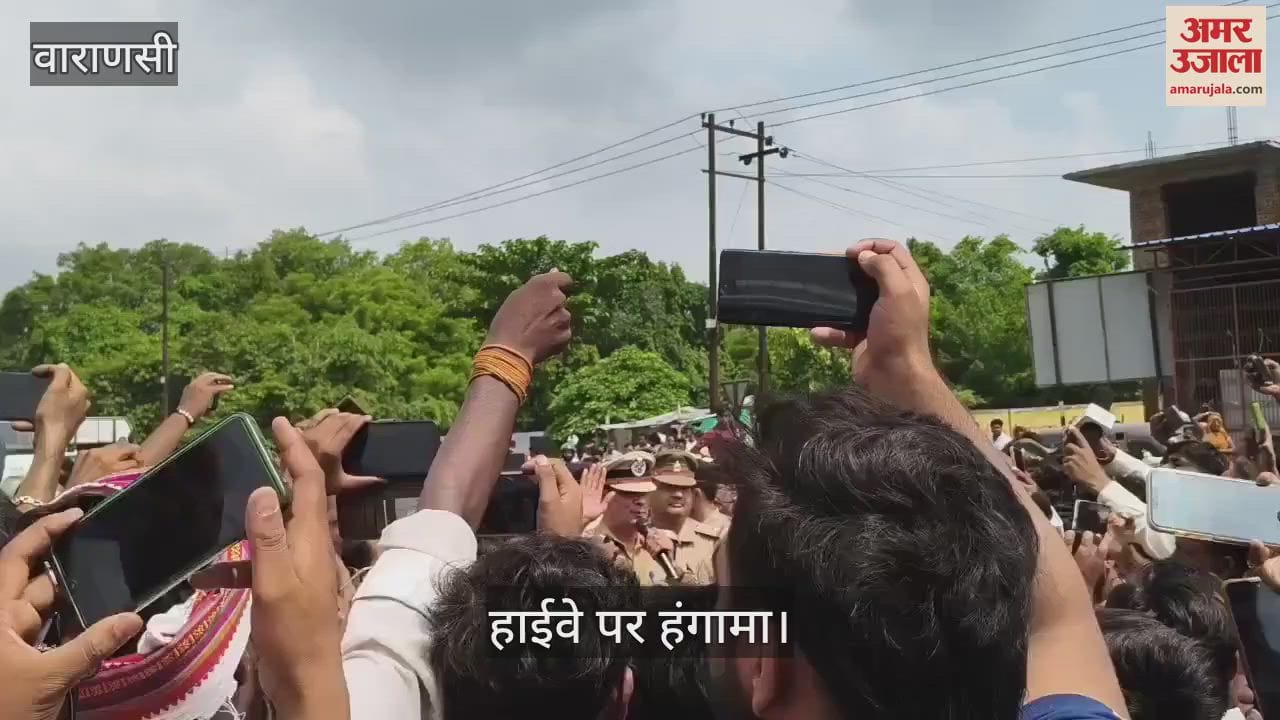 Protest by placing the body of an MSc student on Varanasi- Prayagraj highway