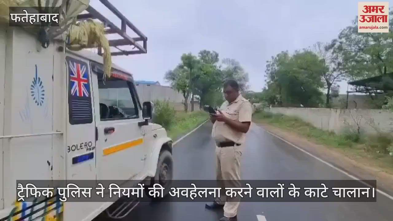 Traffic police issued challans to those who violated traffic rules
