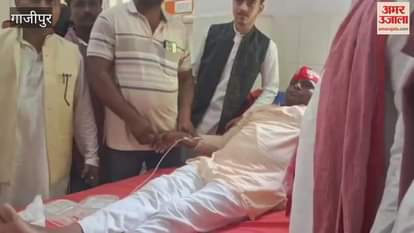 district president of SP Yuvajan Sabha got his photo clicked without donating blood and was removed from his post VIDEO