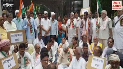 Congress workers took to streets against merger of council schools and protested