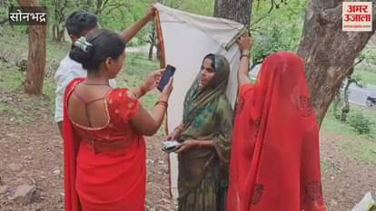 Villagers climb mountain every day for e-KYC problems increased due to lack of network