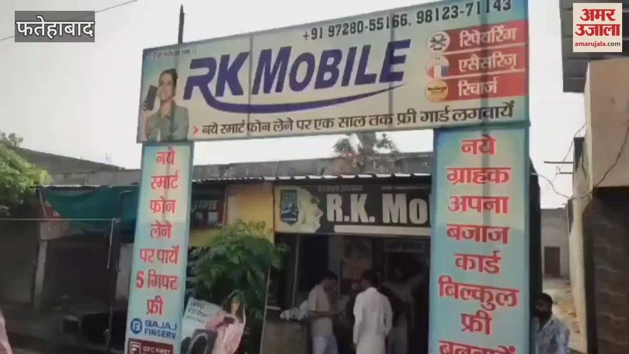 thief broke into a shop in Fatehabad by breaking the wall; stole mobiles, the incident was captured in CCTV