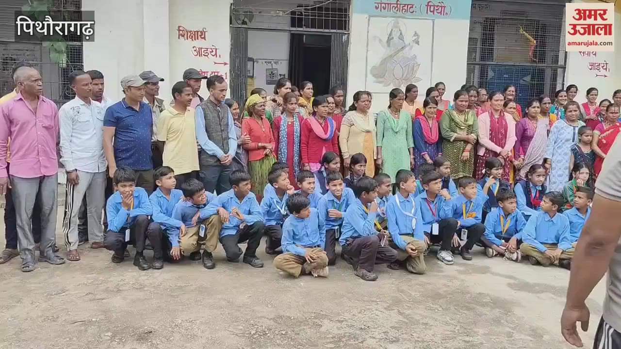 Dharna against adjustment in cluster school in pithoragarh