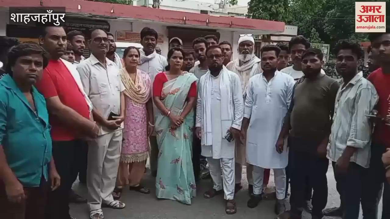congress workers protest against liquor shop in Shahjahanpur