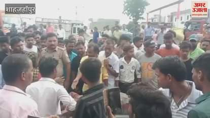 ruckus created by taking the injured on stretcher to the highway in Shahjahanpur