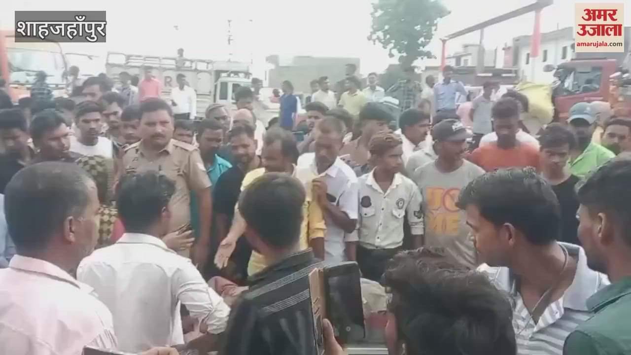 ruckus created by taking the injured on stretcher to the highway in Shahjahanpur
