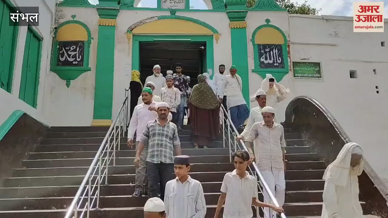 There was vigilance during Friday prayers, RRF and PAC personnel were seen deployed along with the police