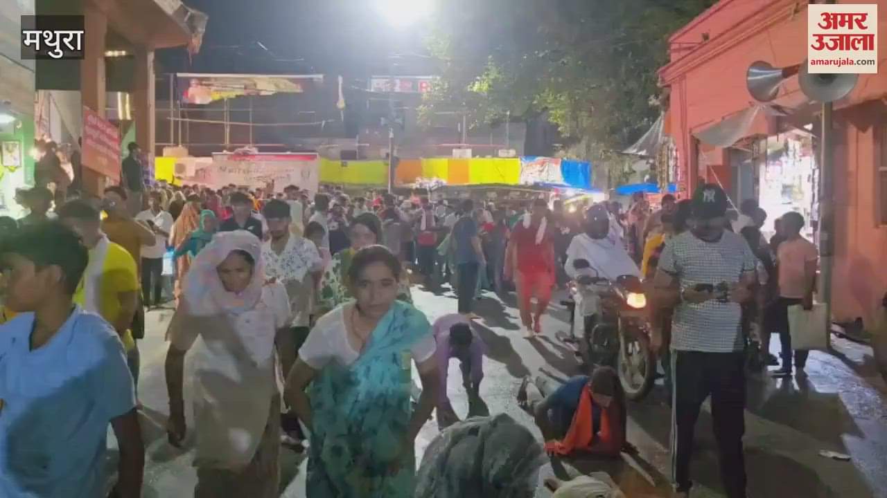 huge crowd of devotees gathered to perform Govardhan Parikrama
