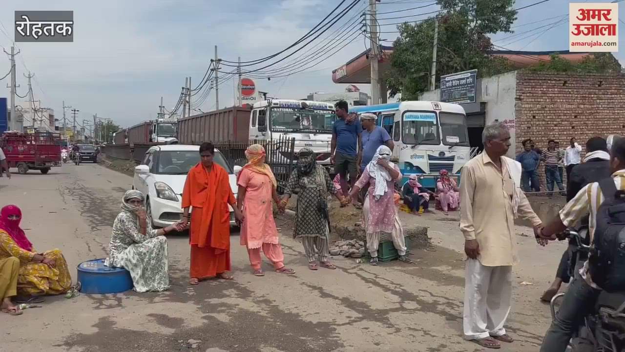 people of Barsi Nagar blocked road protest against sewerage and broken road