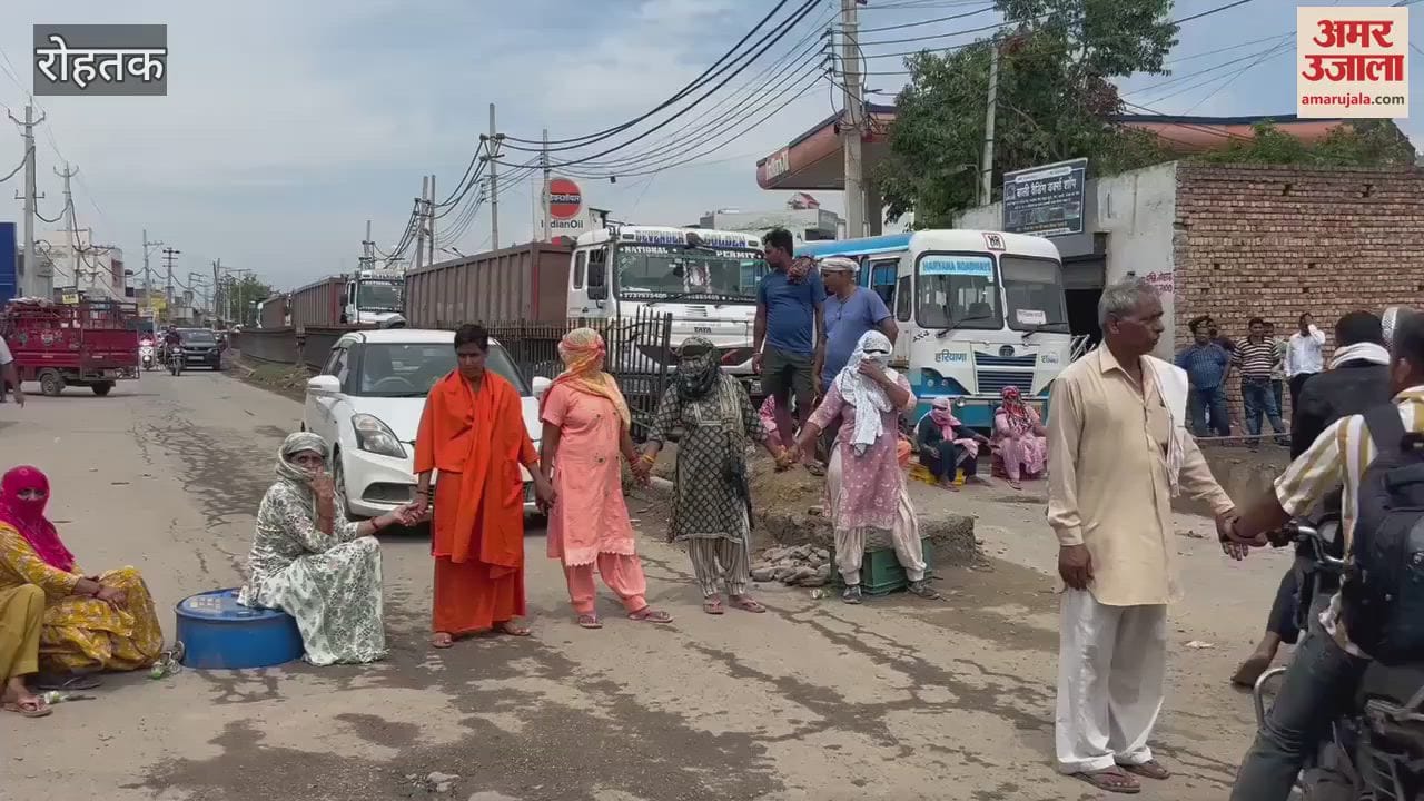 people of Barsi Nagar blocked road protest against sewerage and broken road