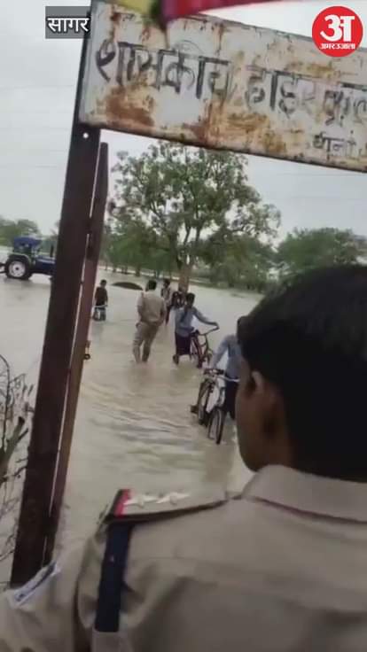 Due to heavy rains, waterlogging occurred in the school and police had to be called for help