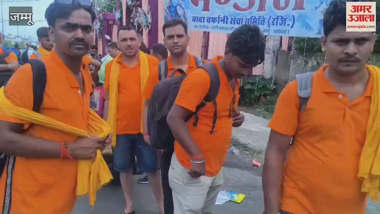 Crowds gathered to see Baba Barfani, for the first time such a long queue was seen in Bhagwati Nagar