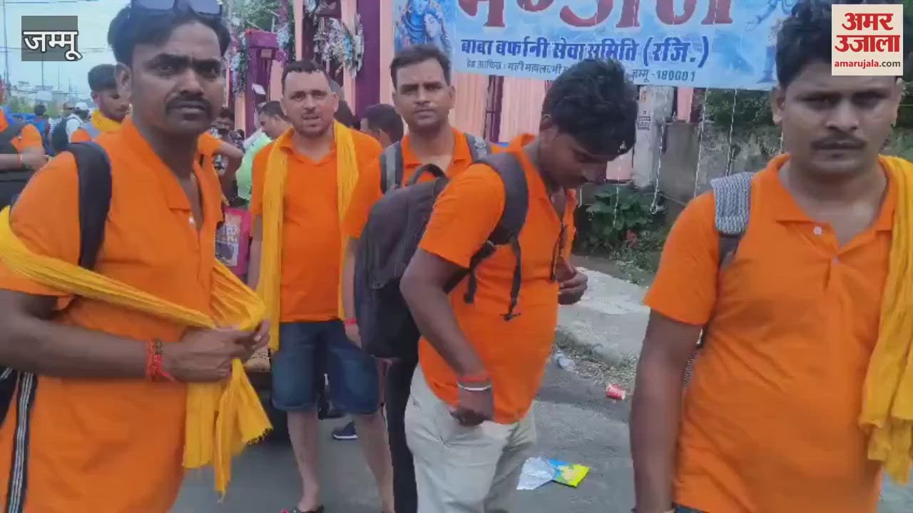 Crowds gathered to see Baba Barfani, for the first time such a long queue was seen in Bhagwati Nagar